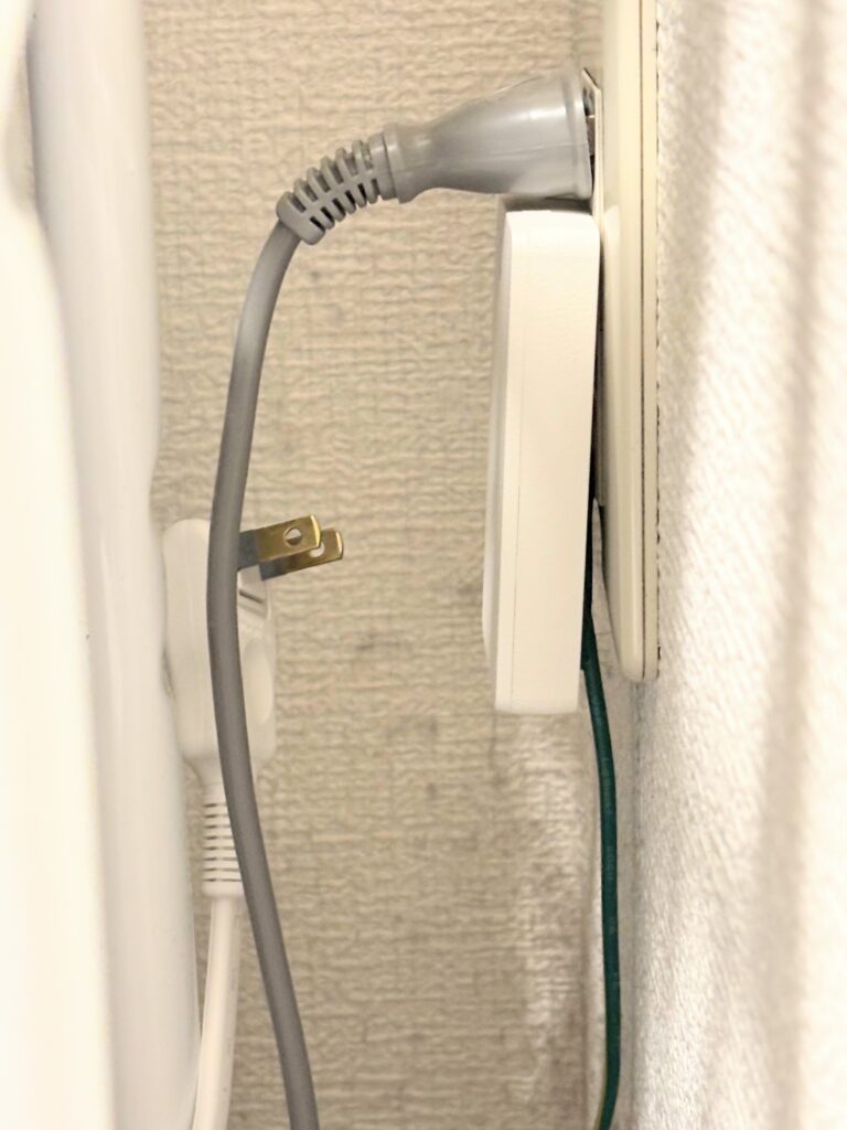 壁面コンセントに挿したCIO NovaPort SLIM DUO 67W